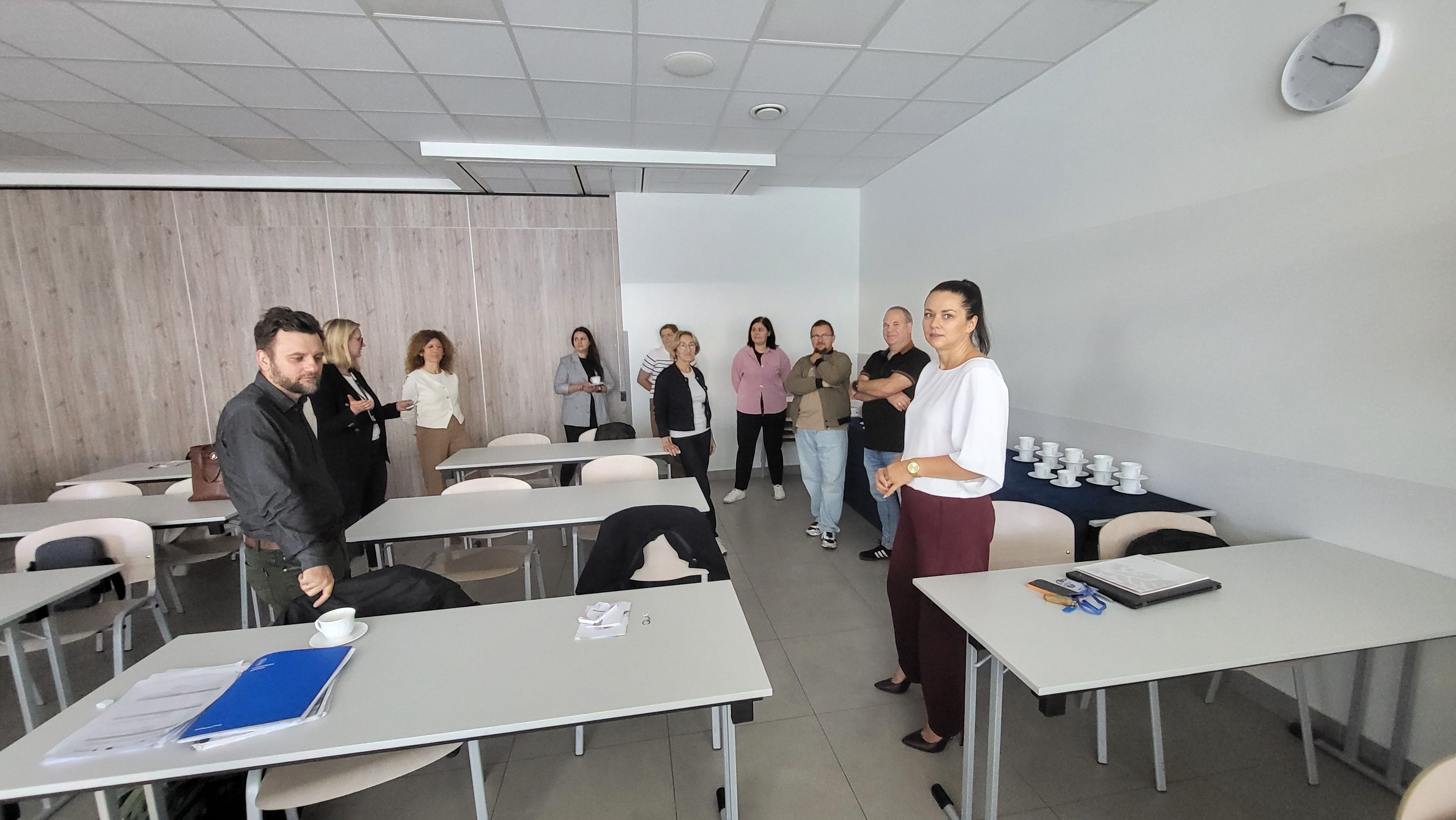 Widok na uczestników spotkania podczas wspólnych prac.